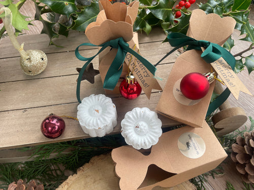 Decorative Christmas cracker filled with a duo of natural, handmade aromatherapy shower steamers.