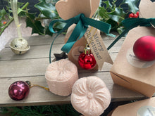 Decorative Christmas cracker filled with a duo of natural, handmade aromatherapy shower steamers.