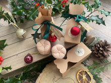 Decorative Christmas cracker filled with a duo of natural, handmade aromatherapy shower steamers.
