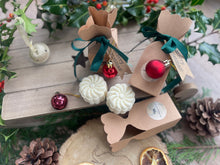 Decorative Christmas cracker filled with a duo of natural, handmade aromatherapy shower steamers.