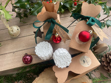 Decorative Christmas cracker filled with a duo of natural, handmade aromatherapy shower steamers.